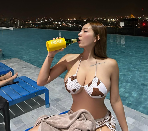 맥주마시는 비키니녀